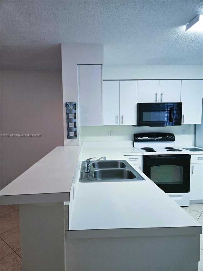 1210 Sorrento Dr in Weston, FL - Foto de edificio - Building Photo