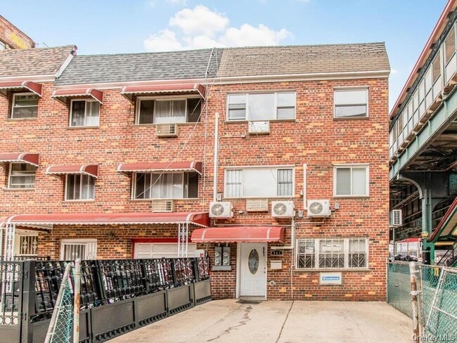 property at 661 Sagamore St