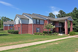 Livingston Oaks Apartments in Birmingham, AL - Building Photo - Building Photo