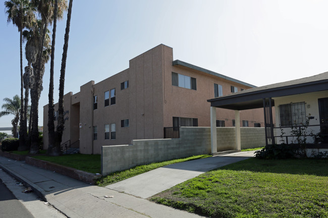 Fiveforty Imperial Apartments in Los Angeles, CA - Building Photo - Building Photo