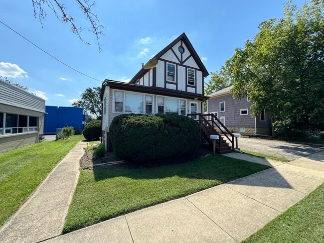 property at 104 W Illinois St