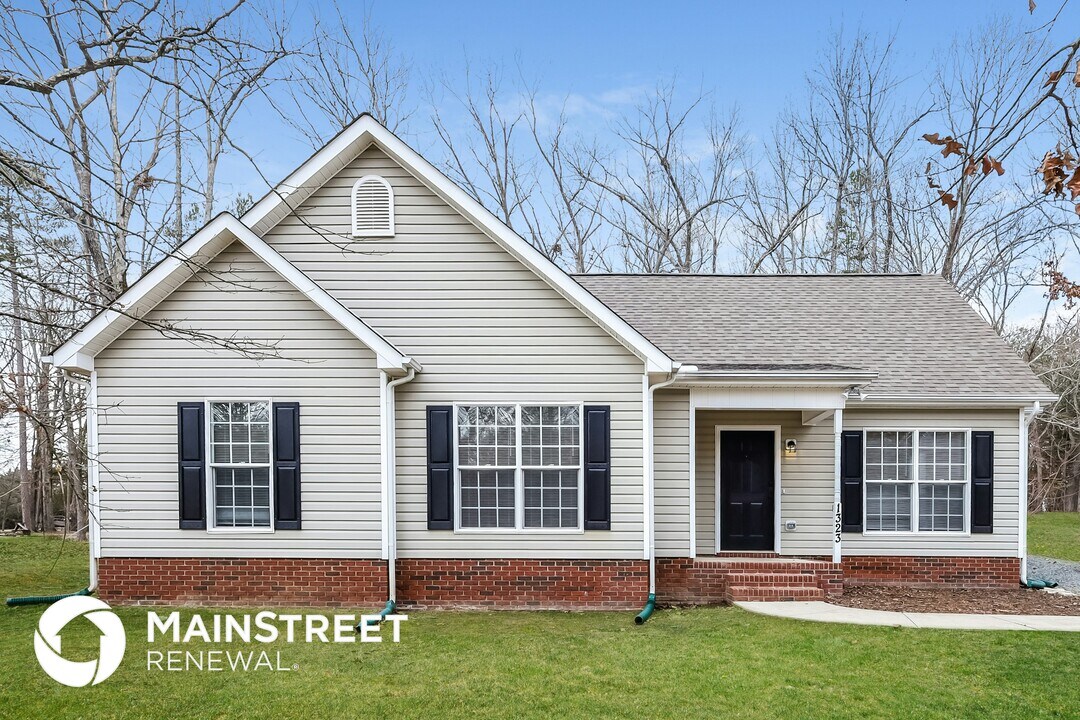 1323 Tucker Rd in Monroe, NC - Foto de edificio