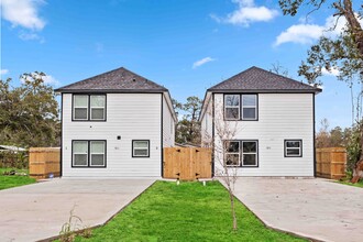 7811 Laura Koppe Rd in Houston, TX - Foto de edificio - Building Photo
