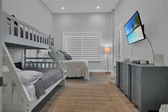 5555 Collins Ave in Miami, FL - Foto de edificio - Building Photo