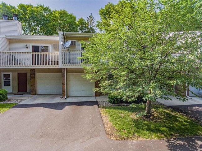 17494 Pond Cir in Eden Prairie, MN - Building Photo - Building Photo