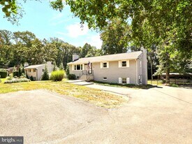 11929 Waples Mill Rd in Oakton, VA - Building Photo