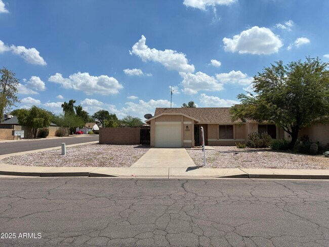 3233 W Mohawk Ln in Phoenix, AZ - Building Photo - Building Photo