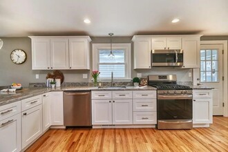 44 Maple St in Stoneham, MA - Building Photo - Building Photo