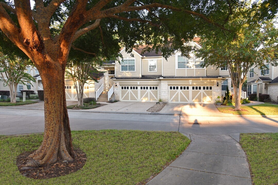 13600 Breton Ridge St in Houston, TX - Foto de edificio