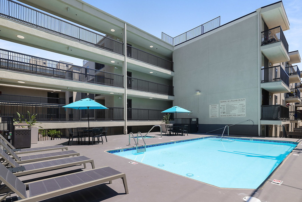 Catalina Gardens in Los Angeles, CA - Building Photo