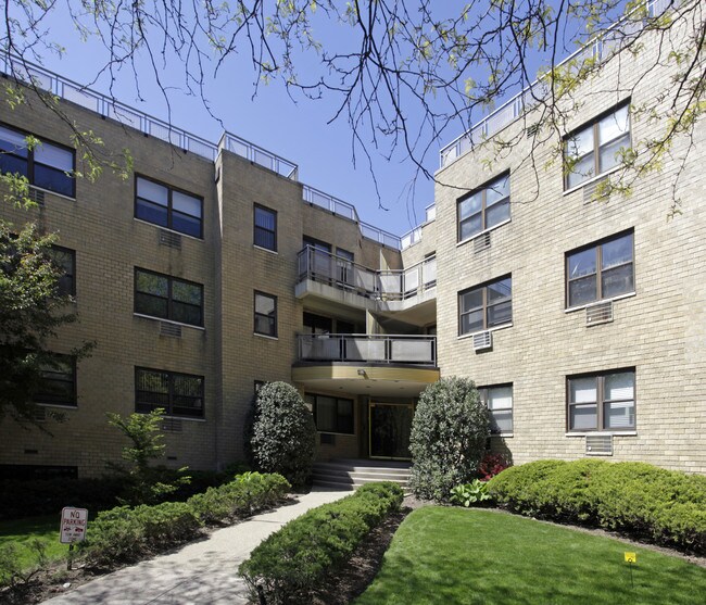 5 Schenck Ave in Great Neck Plaza, NY - Building Photo - Building Photo