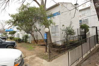 Royal Court Apartments in Dallas, TX - Building Photo - Building Photo