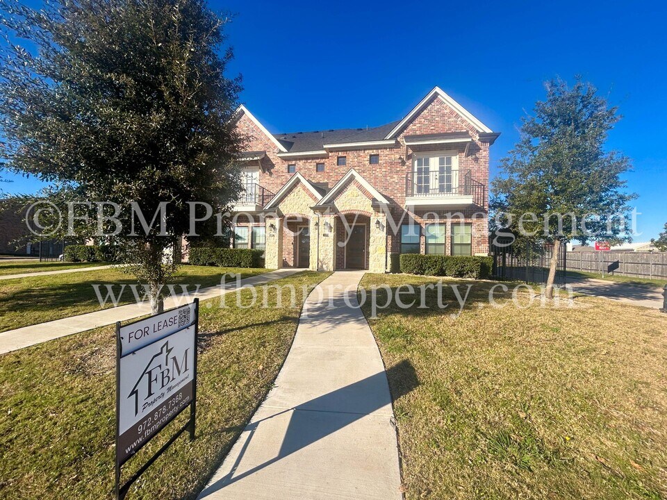 306 Brothers Blvd in Red Oak, TX - Building Photo