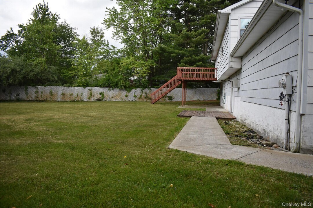 46 Trenton Rd in Fishkill, NY - Building Photo