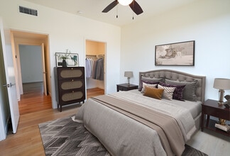 3282 N Canary Way in Los Angeles, CA - Building Photo - Building Photo