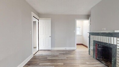 2121 W 105th St in Cleveland, OH - Foto de edificio - Building Photo