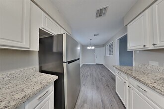 5315 Derbyshire Dr in Katy, TX - Building Photo - Building Photo