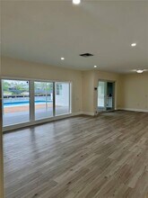 16453 NE 33rd Ave in North Miami Beach, FL - Foto de edificio - Building Photo