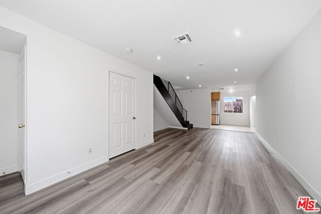 6616 Sylmar Ave in Los Angeles, CA - Foto de edificio - Building Photo