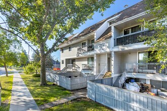 Deerwood Place in Edmonton, AB - Building Photo - Building Photo