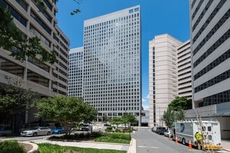 1111 19th St N, Unit #1810 in Arlington, VA - Foto de edificio - Building Photo