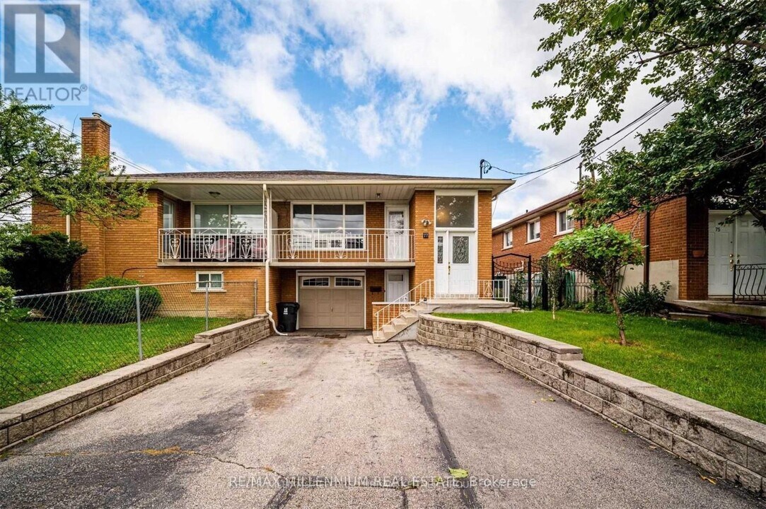 77 Plunkett Rd in Toronto, ON - Building Photo