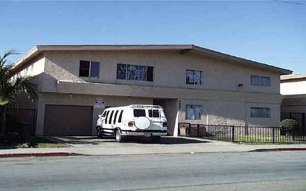 5421 Perkins Rd in Oxnard, CA - Building Photo