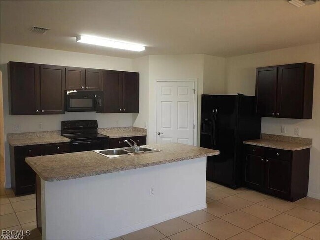 2625 Manzilla Ln in Cape Coral, FL - Building Photo - Building Photo