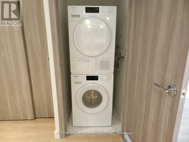 25 McMahon Dr in Toronto, ON - Building Photo - Building Photo