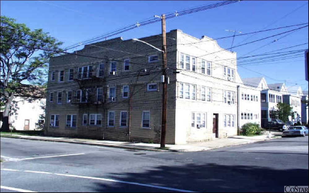 18 Elm St in Clifton, NJ - Building Photo