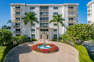 Colonial Club in Naples, FL - Foto de edificio - Building Photo