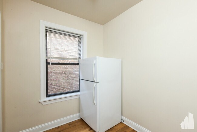 1340 N Dearborn St, Unit 308 in Chicago, IL - Building Photo - Building Photo