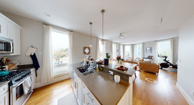164 Hampshire St, Unit PH in Cambridge, MA - Foto de edificio - Building Photo