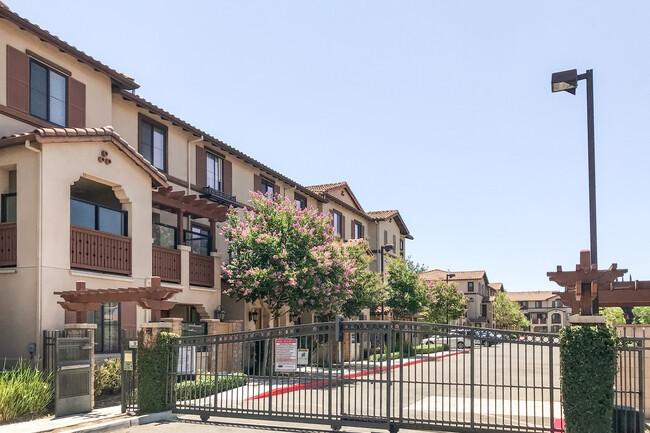 Crossings at Cherry Orchard in Anaheim, CA - Foto de edificio - Building Photo