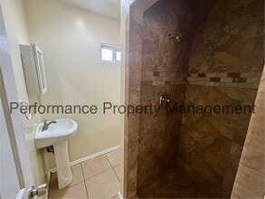 615 Flower St in Bakersfield, CA - Building Photo - Building Photo