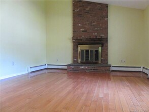 61 Lake Garda Dr in Farmington, CT - Building Photo - Building Photo