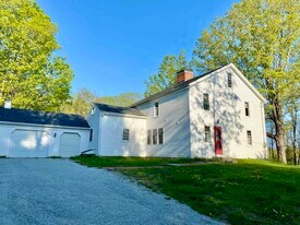 867 Quaker St in Henniker, NH - Building Photo