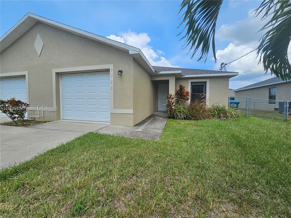 3820 SW 16th Pl in Cape Coral, FL - Building Photo