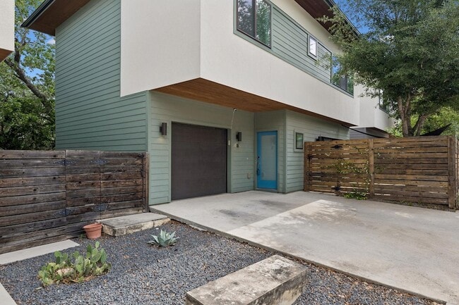 2101 Montopolis Dr, Unit Unit 3 in Austin, TX - Building Photo - Building Photo