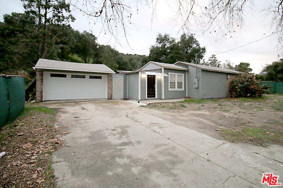 9717 Tujunga Canyon Blvd in Los Angeles, CA - Building Photo
