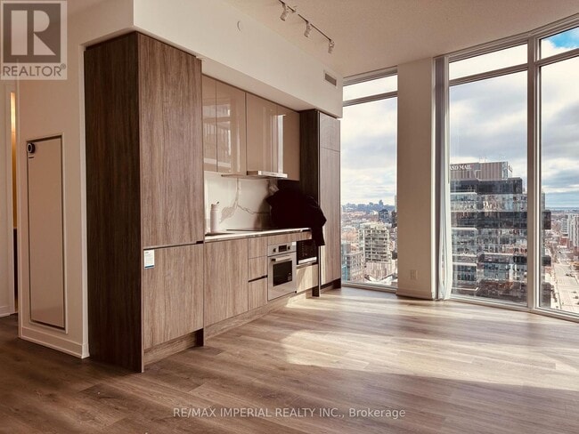 180 Front St E in Toronto, ON - Building Photo - Building Photo