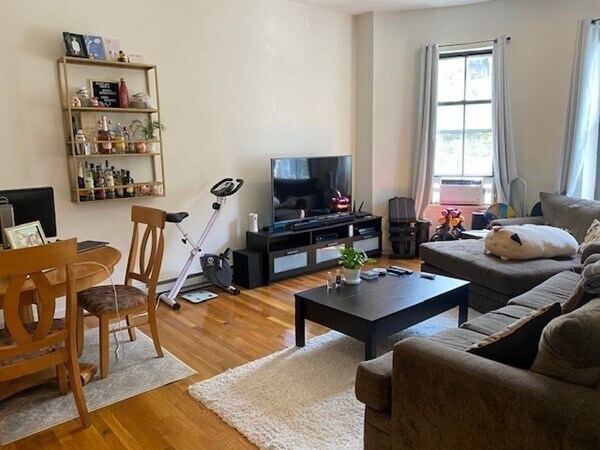 102 E Brookline St in Boston, MA - Building Photo