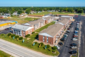 Avenues at East Moline in East Moline, IL - Foto de edificio - Building Photo