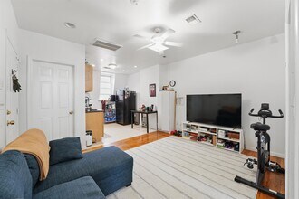 693 Bergen Ave in Jersey City, NJ - Building Photo - Building Photo