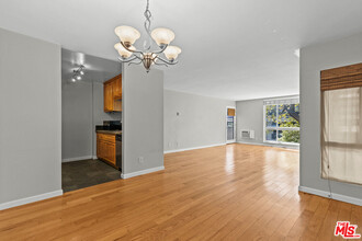 4900 Overland Ave in Culver City, CA - Building Photo - Building Photo