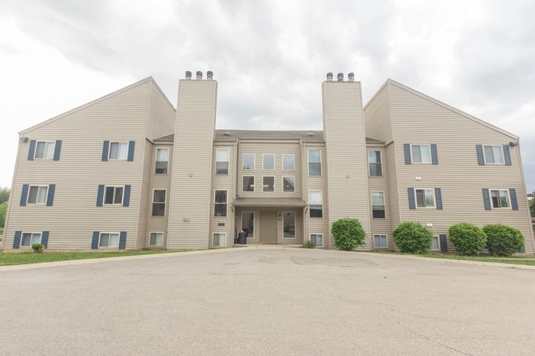 Deerwood Lake Commons in Springfield, IL - Building Photo