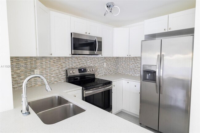 8305 SW 72nd Ave in Miami, FL - Foto de edificio - Building Photo