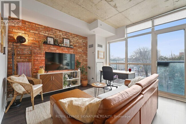 1205 Queen St W in Toronto, ON - Building Photo - Building Photo