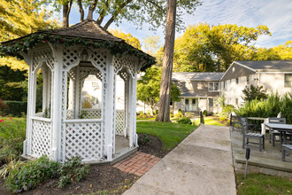 Trousdell Village in Glen Cove, NY - Foto de edificio - Building Photo