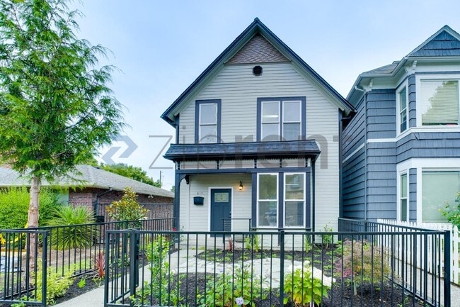 property at 615 S Yakima Ave
